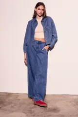 Pantalón de jean azul de tiro bajo y corte wide leg.