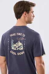 Remera gris oscuro de manga corta y cuello redondo, con un estampado gráfico en la espalda que incluye un paisaje de montaña y la leyenda "Take time to chill vibes cool down".