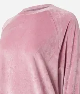 Pijama largo de dos piezas confeccionado en plush, compuesto por una blusa de manga larga con cuello redondo y un pantalón con cintura elástica y puños ajustados en los tobillos.