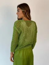 Top tejido calado color celeste, con escote en V y mangas largas.