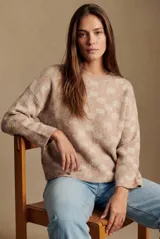 Sweater de punto con diseño de cuadros en tonos beige y crema, cuello redondo y mangas largas con caída holgada.