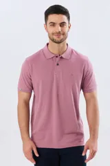 Remera polo de piqué de algodón color azul, de manga corta, con cuello camisero, cierre frontal de dos botones y pequeño logo bordado en el pecho.