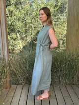 Vestido marrón de lino, corte midi, sin mangas, con cuello mao y cintura elastizada.