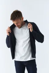 Campera tejida en buttone azul marino para hombre, de corte regular, con cierre completo y logo en grifa metálica.