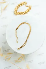 Pulsera dorada de acero quirúrgico con cuatro cadenas finas y cierre de mosquetón con cadena de alargue.