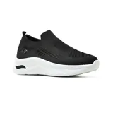 Championes deportivos color beige, tipo slip-on, con capellada de tejido de punto y suela blanca con plataforma.