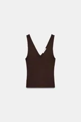 Musculosa de punto rib color marrón con mezcla de algodón, escote en V y tirantes anchos.