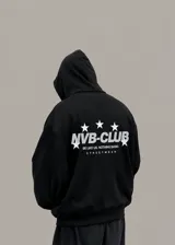 Hoodie boxy negro con capucha, diseño oversized de corte amplio con hombros y mangas super caídas. Presenta un estampado en la espalda con estrellas y la inscripción "NVB-CLUB BE LIKE US. NOTHING BASIC STREETWEAR".