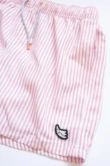 Short de baño para hombre con estampa de rayas finas pinstripe, confeccionado en tejido liviano, elástico y de secado rápido. Presenta cintura elástica con cordón regulable, bolsillos laterales y bolsillo trasero con cierre.