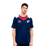 Remera deportiva Umbro del Club Nacional de Football, color azul con detalles en rojo y blanco en el cuello y hombros. Presenta el logo de la marca y el escudo del club bordados en el frente.