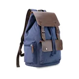 Mochila Lincoln's de tela canvas azul con detalles en cuero sintético marrón. Cuenta con cierre superior tipo marinero con cordón, solapa con broches magnéticos y correas ajustables. Incluye bolsillos laterales con cierre y compartimento interno para laptop.