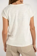 Remera negra de algodón con cuello en V y corte oversize.