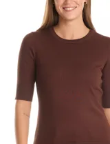 Buzo de tejido fino en color azul marino, con cuello redondo y mangas cortas con puños acanalados.