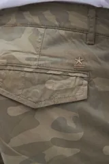 Bermuda cargo de corte recto con estampado de camuflaje en tonos verde y marrón. Cuenta con bolsillos laterales y bolsillos cargo con solapa y botones.
