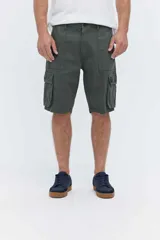 Bermuda cargo azul marino con bolsillos frontales amplios y bolsillos laterales con solapa en las piernas, cintura con pasadores y corte relajado hasta la rodilla.
