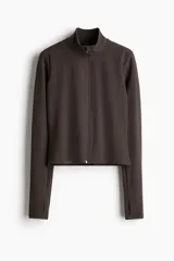 Campera deportiva de manga larga con cierre frontal completo y cuello alto, color marrón oscuro, confeccionada en tejido elástico con tecnología SoftMove y DryMove. Cuenta con mangas largas con aberturas para los pulgares en los puños.