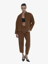 Chaqueta de denim gris con cuello solapa, manga larga abullonada y bolsillos frontales grandes. Presenta un calce regular y textura suave.