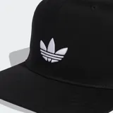 Gorra Adidas Snapback Adicolor de color negro, con visera plana y el logo del Trifolio bordado en blanco en el panel frontal.