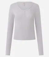 Blusa de pijama Lov de manga larga, confeccionada en tejido rib acanalado color gris claro. Presenta cuello redondo con tapeta de tres botones y un ajuste regular anatómico.