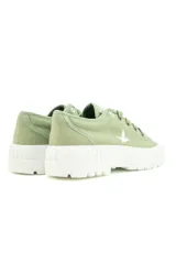 Championes de lona verde con suela chunky blanca acanalada y puntera de goma blanca. Presentan cordones al tono y el logo de la marca impreso en color blanco en el lateral.