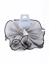 Colero beige de tela plisada con borde negro.