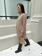 Sweater tejido color marrón con cuello alto y mangas largas. Diseño holgado con textura acanalada.