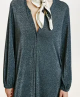 Vestido largo gris con lurex, escote en V, cuello polo, botones forrados, manga larga con puño redondo y bolsillos laterales.