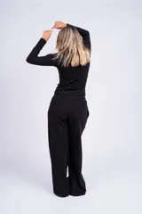 Pantalón palazzo blanco de corte amplio con cintura elástica.