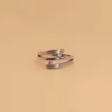 Anillo de plata 925 satinada con diseño abierto y dos circonias engarzadas.