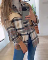 Sobre camisa a cuadros con bolsillos frontales con solapa en cuero.