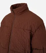 Campera marrón de poliamida con textura cuadriculada, corte boxy, cuello alto, cierre frontal con cremallera, bolsillos laterales y puños elásticos.