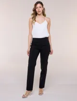 Pantalón de gabardina elastizada color negro, marca Ruby Rd., con pretina ancha elastizada, bolsillos delanteros simulados y bolsillos traseros aplicados, de corte recto.