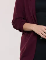 Blazer de crep color bordó de la marca BBJ, con cuello solapa, bolsillos delanteros y mangas tres cuartos con frunce.