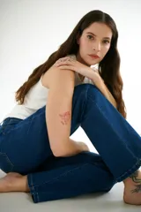 Pantalón de jean azul oscuro de corte recto.