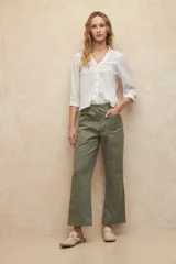 Pantalón verde militar de corte recto, con bolsillos laterales y traseros.