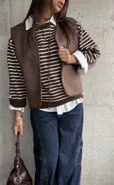 Sweater de punto a rayas horizontales en color chocolate y blanco, con cuello redondo y mangas largas con detalle de botones en los puños.
