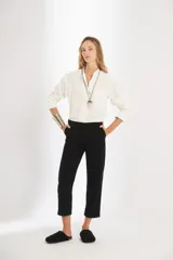 Camisa blanca de popelina de algodón con cuello mao, mangas largas, cartera de botones escondidos y bolsillo delantero.