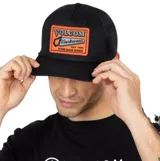 Gorro trucker Volcom modelo Sawstone, color negro con red trasera y un parche frontal rectangular naranja y negro con el logo bordado de la marca y la leyenda "Workwear".