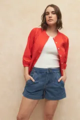 Short de jean azul con pinzas delanteras y doble botón en la pretina.