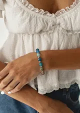 Pulsera de piedras naturales de ágata en tonos azules, celestes y marrones, intercaladas con cuentas y cierre de acero.