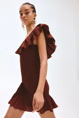 Vestido corto marrón de corte entallado, con diseño fruncido tipo nido de abeja en todo el cuerpo, escote cuadrado con hombros descubiertos y volados anchos en el escote y el ruedo.