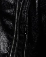 Campera estilo motero de símil cuero color negro, con cuello alto, cierre frontal asimétrico, bolsillos con cierre y detalles acolchados en los hombros.
