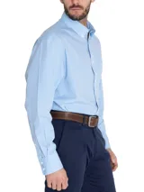 Camisa de manga larga RKF de corte regular fit, con estampado de cuadros vichy en tonos celeste y blanco. Cuenta con cuello abotonado (button-down), bolsillo frontal en el pecho con el logo bordado de la marca y cierre de botones.