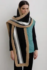 Bufanda tejida con diseño de rayas verticales en blanco y negro, con bordes terminados en crochet color tostado.