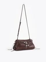 Bandolera de cuero vacuno color marrón con acabado brillante. Presenta un diseño estructurado con herraje metálico tipo candado y llave colgante en el frente, además de detalles de tiras laterales. Incluye correa de hombro y cierre superior.