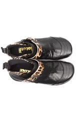 Bota baja estilo botín de cuero color rojo, con hebilla dorada y elástico negro.