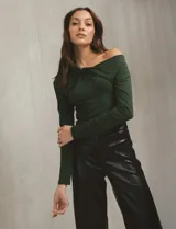 Pantalón de eco cuero negro, marca Elan, con pretina, cierre y broche interno. Presenta costura frontal en la pierna y bolsillos simulados en la parte trasera.