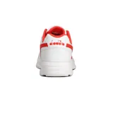 Championes deportivos Diadora modelo Wimbledon, color blanco con detalles en rojo vibrante en el forro interior y el logo lateral. Suela gruesa de goma blanca.