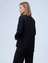 Camisa negra de viscosa marca Tahari, con cuello con solapa, abertura central con botones y bolsillo en el pecho.