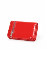 Billetera de charol color rojo con cierre frontal decorativo y compartimento principal con cierre.
